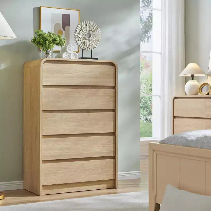 Comò moderno a 5 cassetti, altezza 45, con profilo curvo, mobile in legno di ispirazione metà secolo, trama naturale per camera da letto/soggiorno, rovere naturale